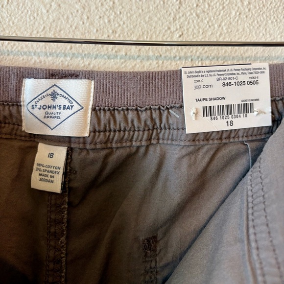 NWT‎ St. John’s Bay Bermuda cargo shorts in taupe shadow - Picture 6 of 7